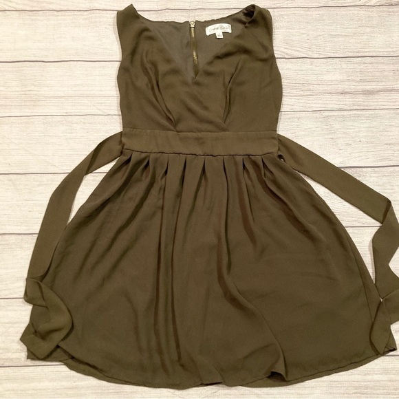 Emerald Sundae Dresses & Skirts - Juniors Emerald Sundae dress Size 3 Army Green EUC